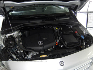 Mercedes_B180_compartiment_motor_frontal