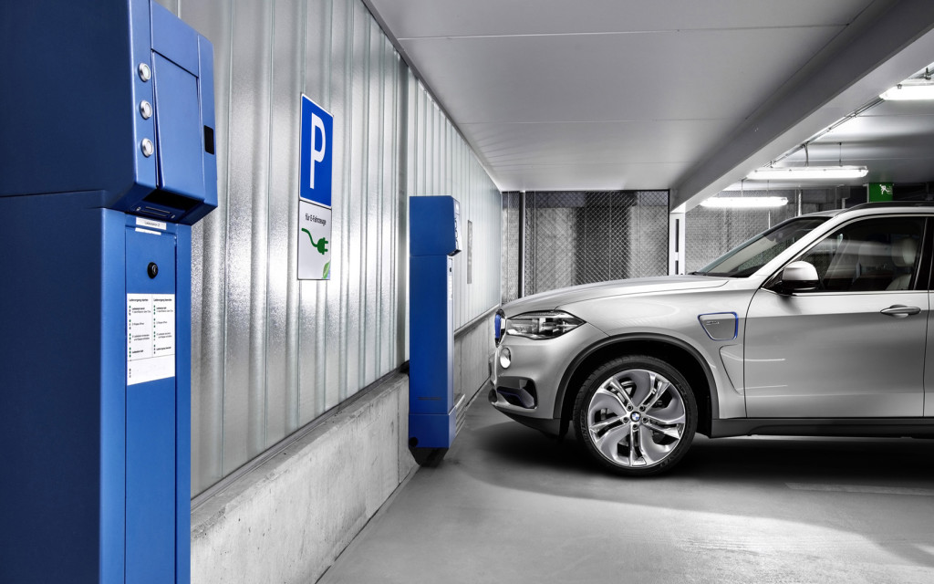 2014-BMW-Concept-X5-eDrive-Charging-2-1680x1050