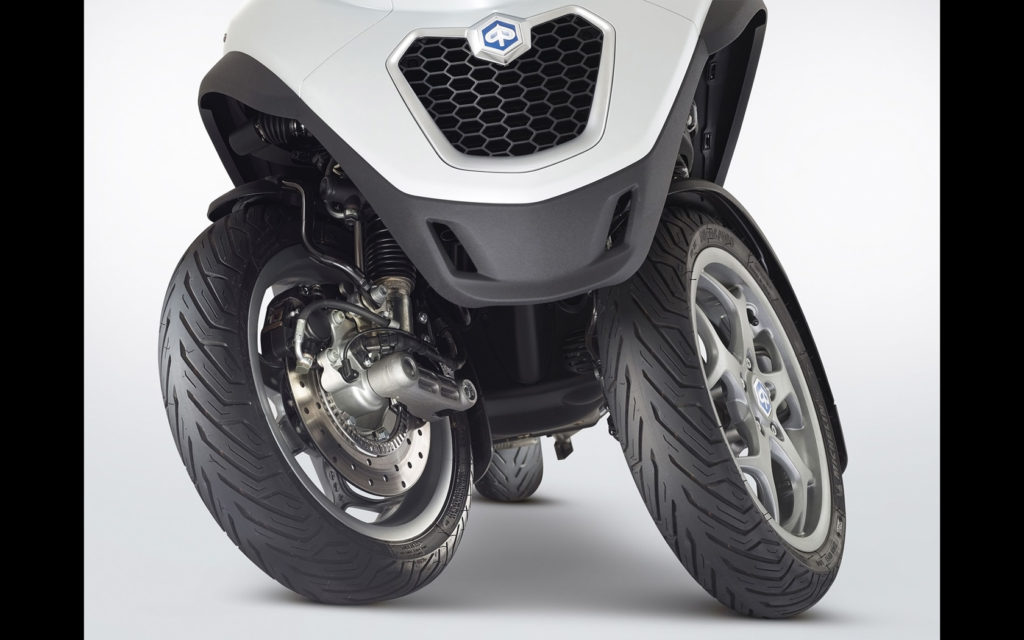 2014-piaggio-mp3-500-studio-details-1-1680x1050