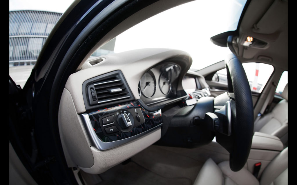 2014-fostla-de-BMW-550i-Interior-2-1680x1050