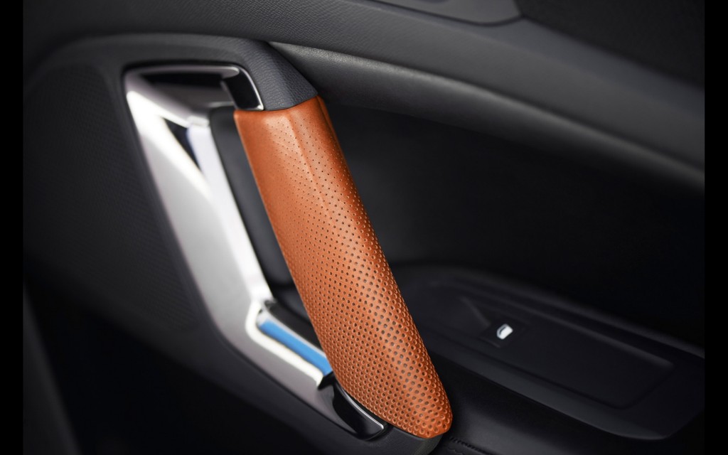 2015-Peugeot-308-R-HYbrid-Interior-3-1680x1050