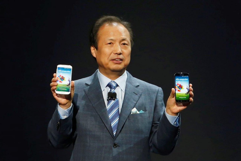 Samsung-CEO-JK-Shin-holding-Galaxy-S4