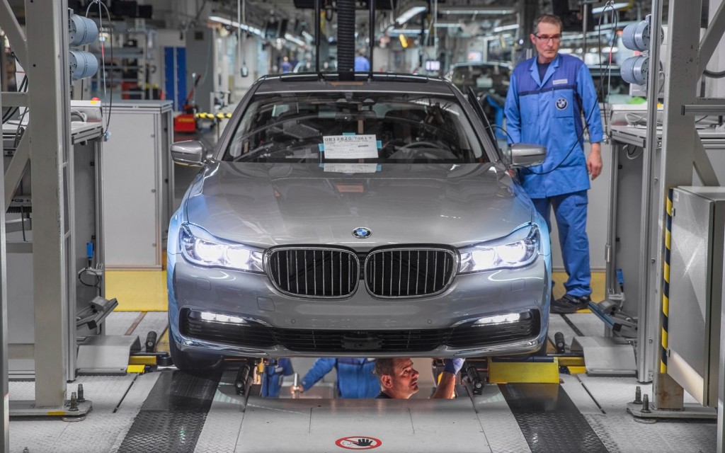 2016-BMW-7-Series-Production-10-1680x1050