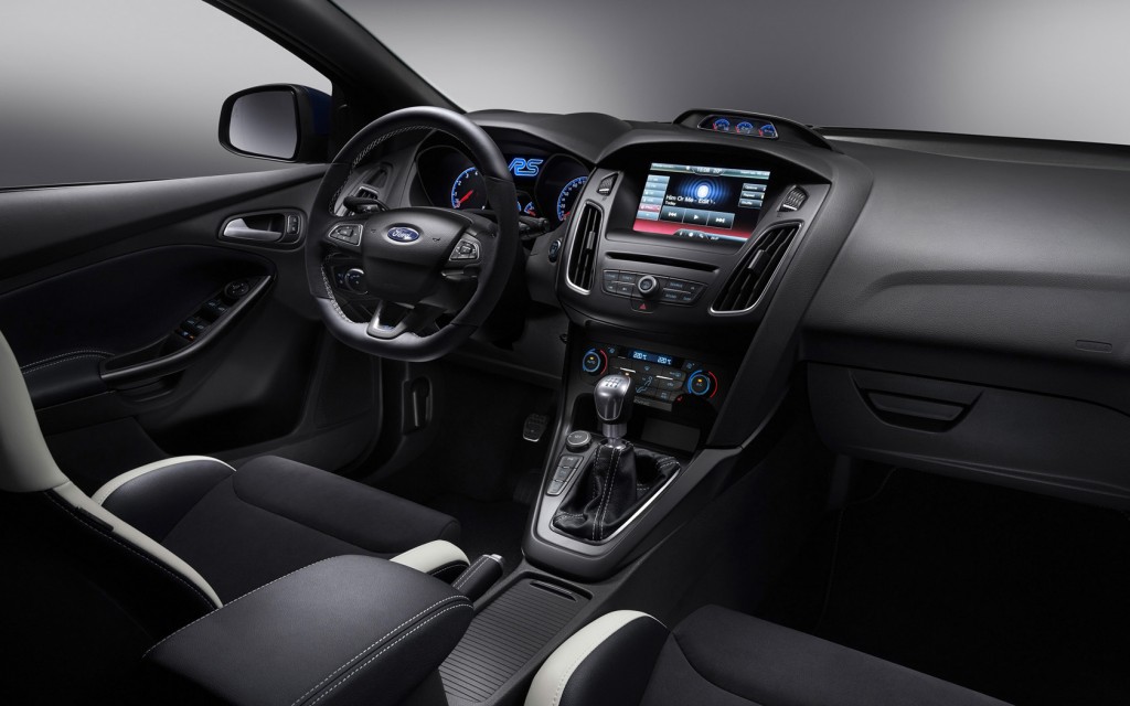 2015-Ford-Focus-RS-Interior-2-1680x1050