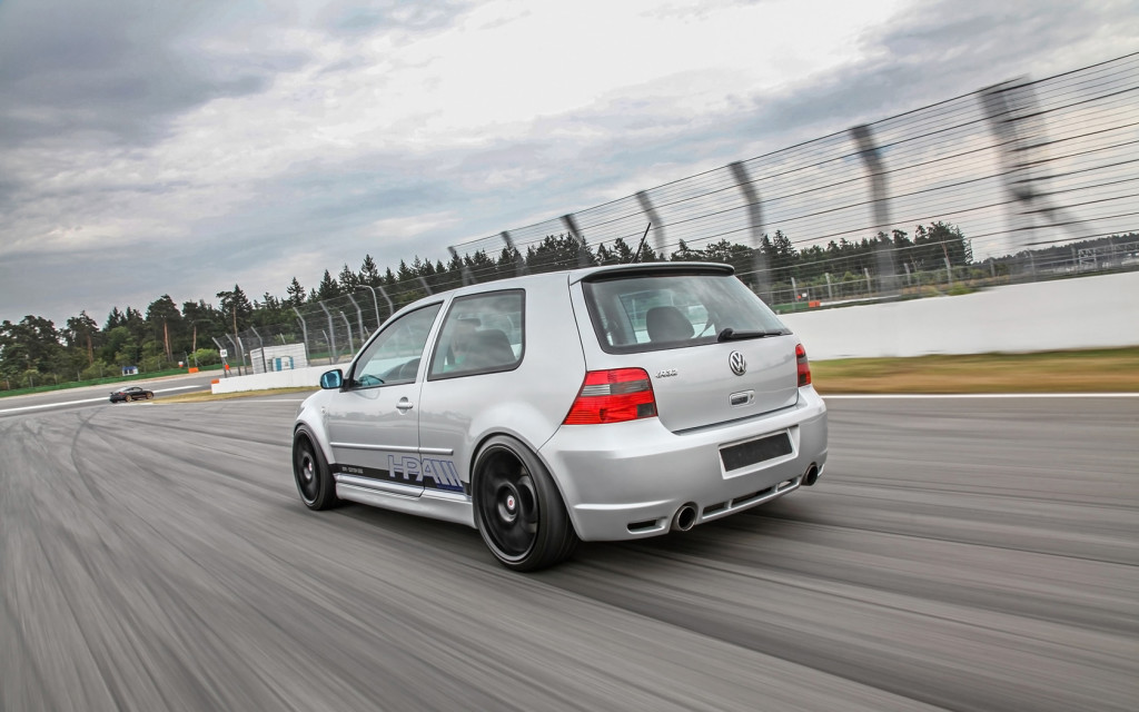 2015-HPerformance-Volkswagen-Golf-R32-Motion-4-1680x1050