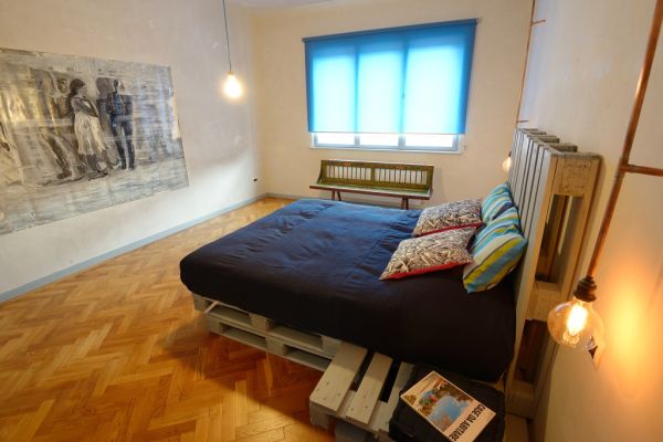 bohemian-cluj-apartment-bedrom-made-from-pallets-nightstand