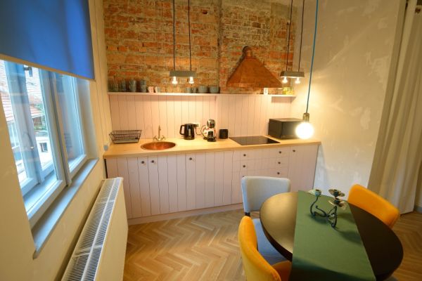 bohemian-cluj-apartment-kitchen-brass