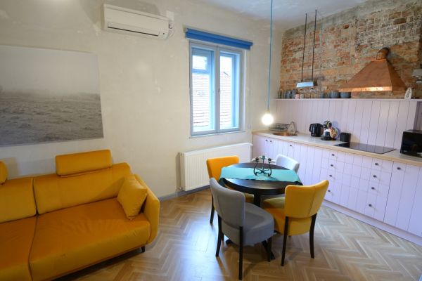 bohemian-cluj-apartment-livingroom-kitchen