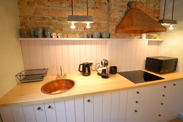 bohemian-cluj-apartment-white-kitchen-backsplash