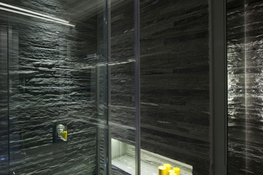 stone-wall-bathroom